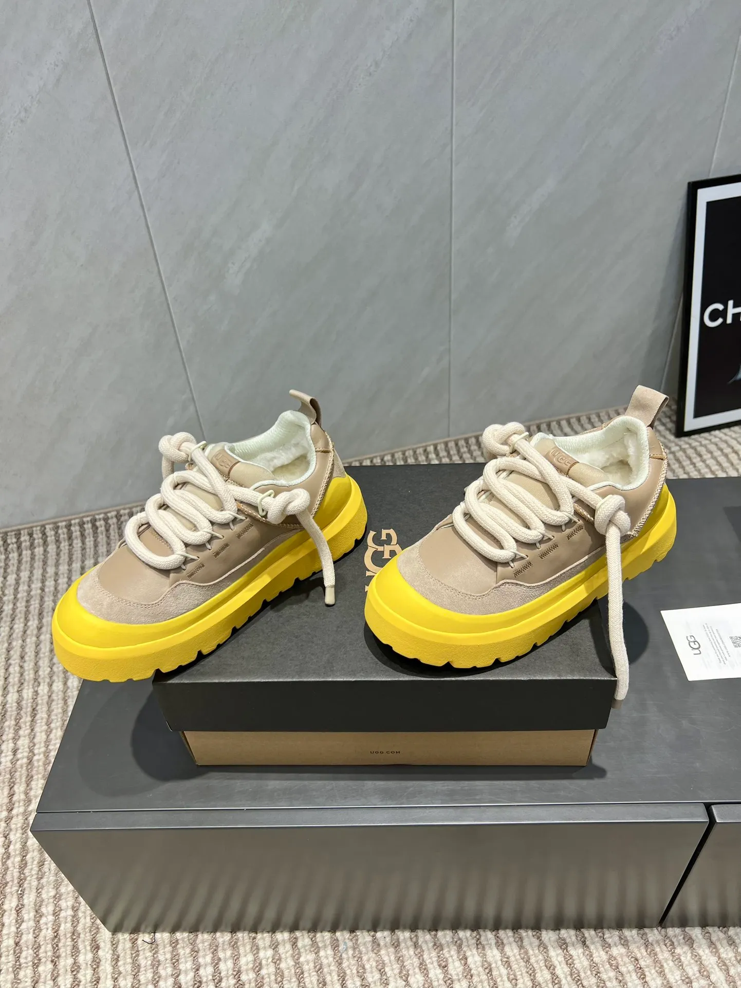 Factory: Couple P620💰 "Exclusive top version" UGG~25vs popular platform thick-soled casual shoes series... [Couple's thick-soled Maori casual shoes] A shoe that will not clash with shirts, simple partition design ➕ spotted outsole, silk curly upper, a must-have for autumn and winter, can be worn with any pants or skirt, very comfortable and good-looking... ❶Fabric: Original customized cow ➕ Sheepskin ❷Inner lining: original customized wool ❸Feet: original customized sheepskin ❹Outsole: original molded foam outsole ❺Number: 35-44 (Female 41. Male 45. Customized, non-returnable) ❻Packaging: Original full set of packaging ☀Color: Official website updated simultaneously